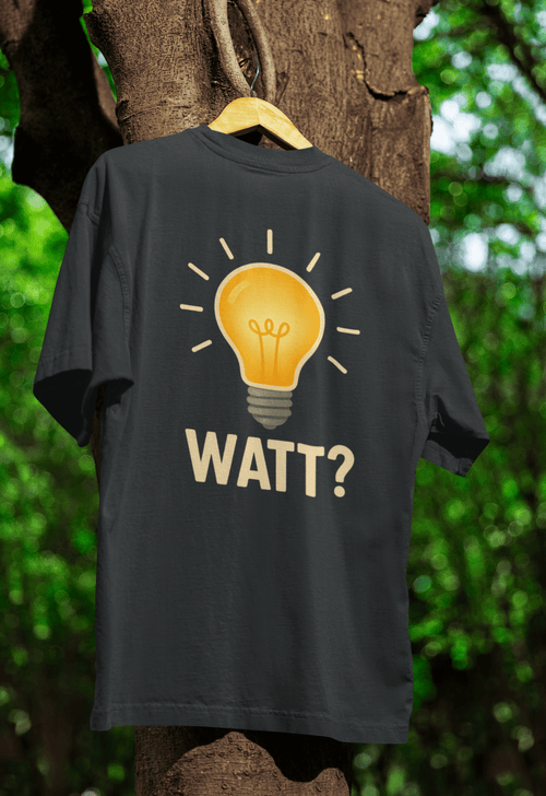 Schwarzes T-Shirt mit gelber Glühbirne und Schriftzug WATT im Pop-Art-Stil für Elektriker und Technik-Fans. True Insights.