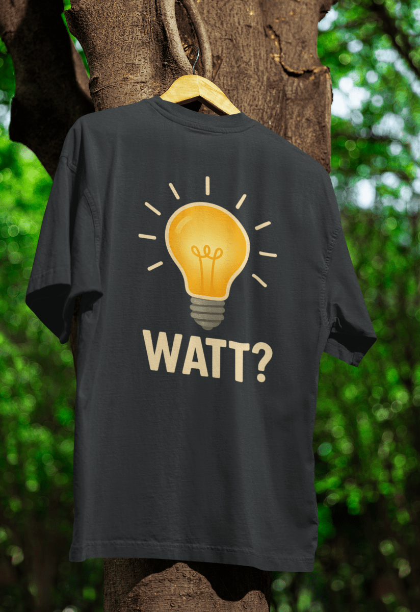 Schwarzes T-Shirt mit gelber Glühbirne und Schriftzug WATT im Pop-Art-Stil für Elektriker und Technik-Fans. True Insights.