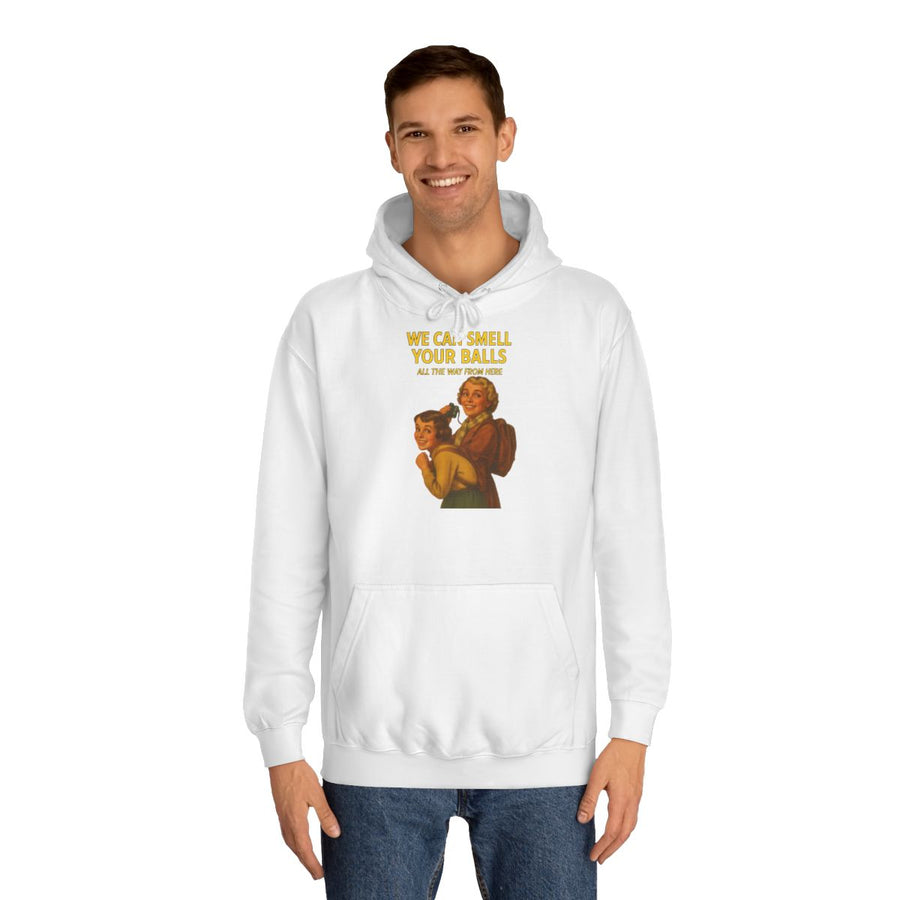 Retro Hoodie „We Can Smell Your Balls“ – Retro-Motiv mit schwarzem Humor – Arctic White – von Mann getragen