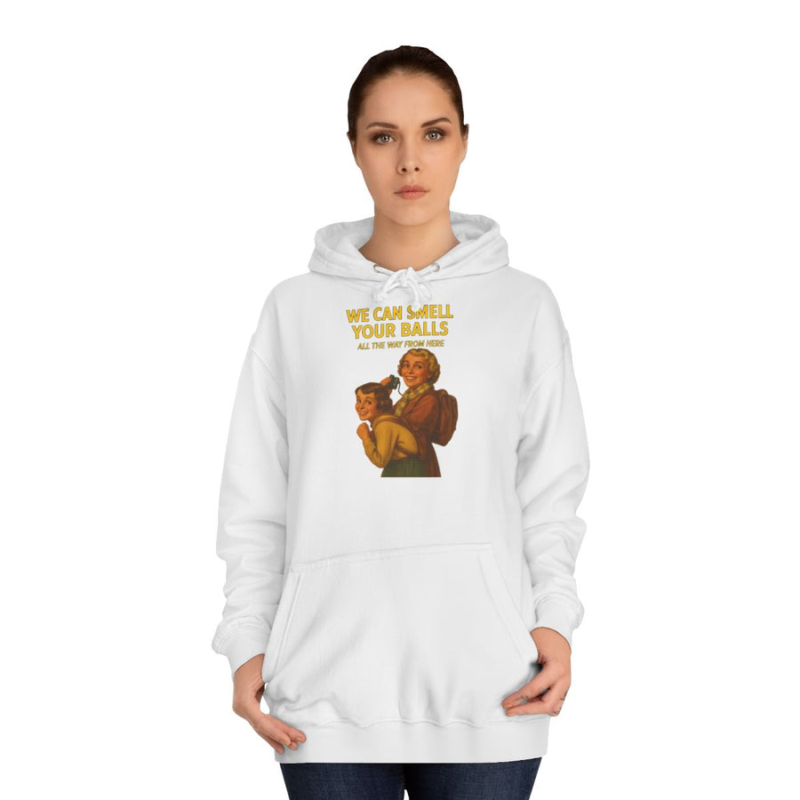 Retro Hoodie „We Can Smell Your Balls“ – Retro-Motiv mit schwarzem Humor – Arctic White – von Frau getragen