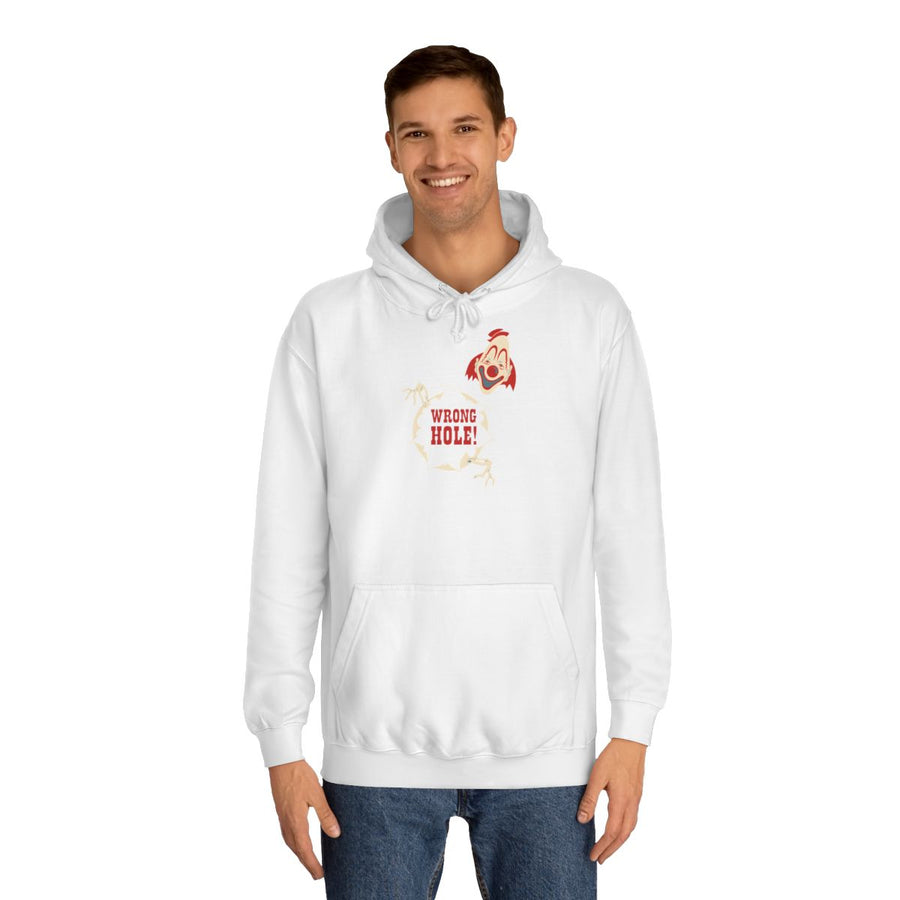 Hoodie „Wrong Hole!“ – Provokantes Clown-Motiv – Arctic White – von Mann getragen
