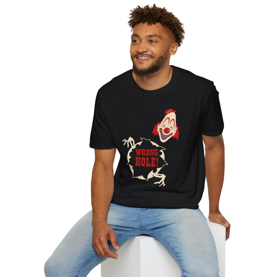 Schwarzes T-Shirt mit Retro Horror-Clown und durchgebrochenem Loch-Motiv in Rot-Creme, True Insights.