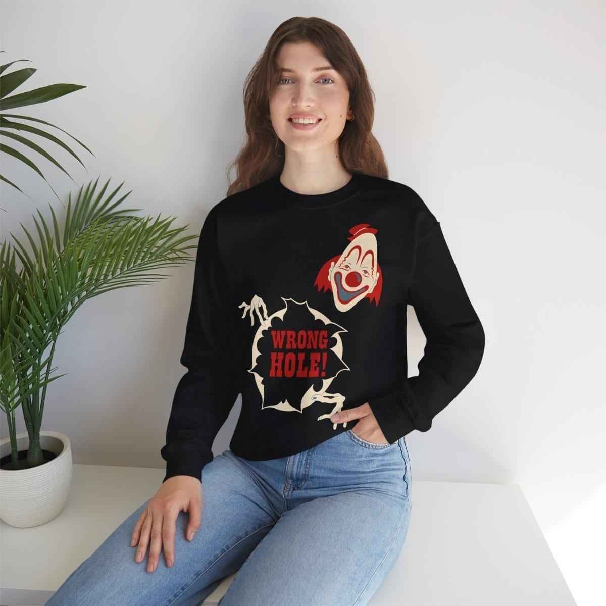 Sweatshirt – Wrong Hole! – Schwarzhumoriges Sweatshirt mit Clown-Design | True Insights Design mit Humor