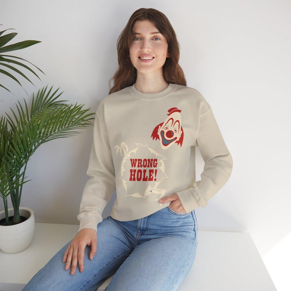 Sweatshirt – Wrong Hole! – Schwarzhumoriges Sweatshirt mit Clown-Design | True Insights Design mit Humor