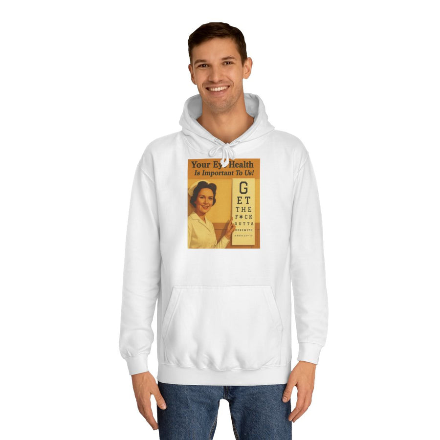 Retro Hoodie „Your Eye Health Is Important To Us“ – Sehtest im 50er-Stil mit Botschaft – Arctic White – von Mann getragen