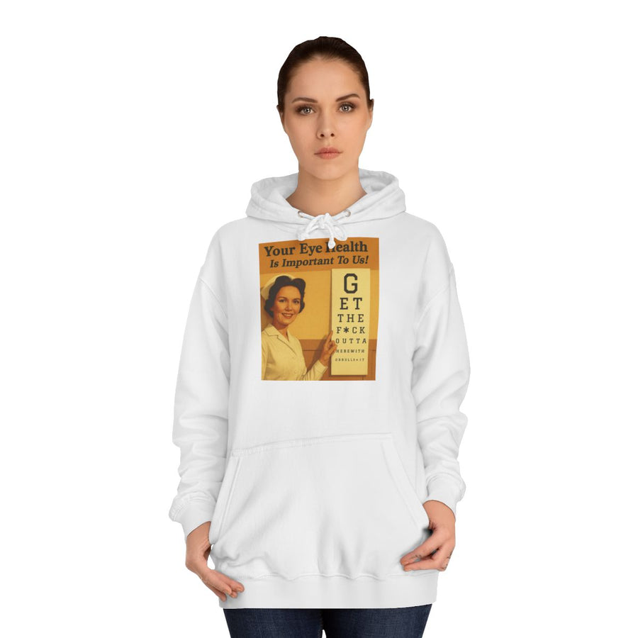 Retro Hoodie „Your Eye Health Is Important To Us“ – Sehtest im 50er-Stil mit Botschaft – Arctic White – von Frau getragen