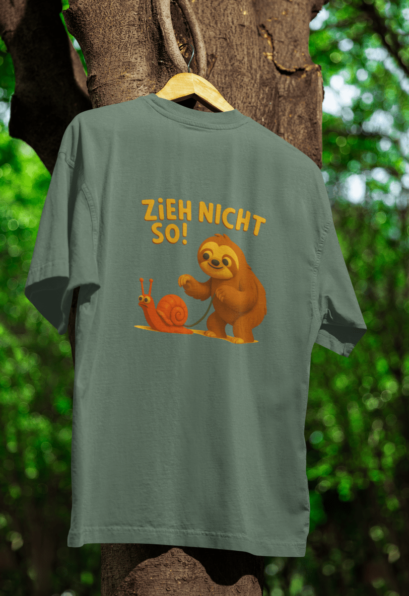 Graugrünes T-Shirt mit Faultier und Schnecke im Retro Kinderbuch-Satire-Stil und Schriftzug Zieh nicht so von True Insights.