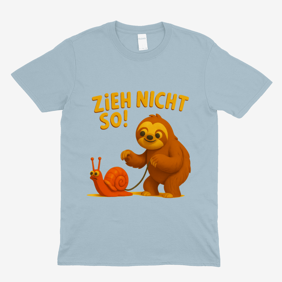 Hellblaues T-Shirt mit Faultier und Schnecke in Retro Kinderbuch-Satire, Text Zieh nicht so! in Goldgelb, Marke True Insights.