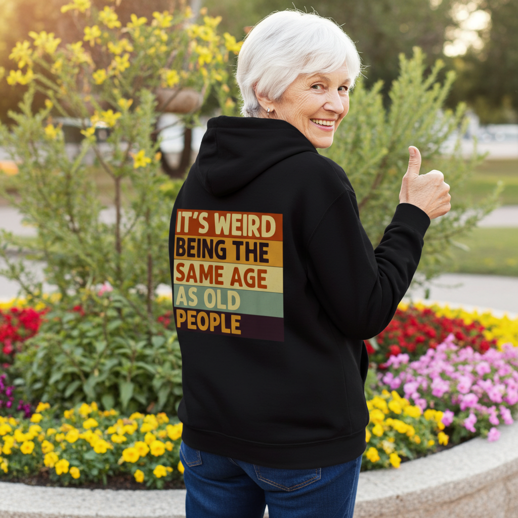 Zip Hoodie mit Spruch „It’s Weird Being the Same Age as Old People“ – Lustiger Kapuzenpullover mit Reißverschluss für Männer & Frauen-Zip Hoodie-True Insights